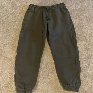 Aritzia TNA boyfriend sweatpants in M